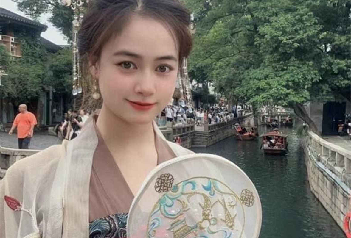 夏兹热丽-重庆财大新疆母狗第一次破处口吞脸射干完舔精自拍视频流出全网疯传[1V+8GIF+9P/168M]