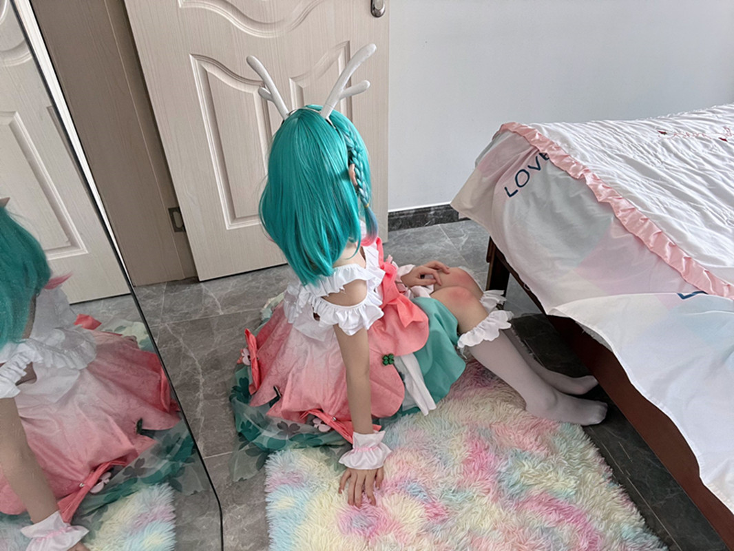 兔三岁(武汉kk)–新作白虎萝莉cosplay雷姆小狗可莉[2V+35P/1.17G]