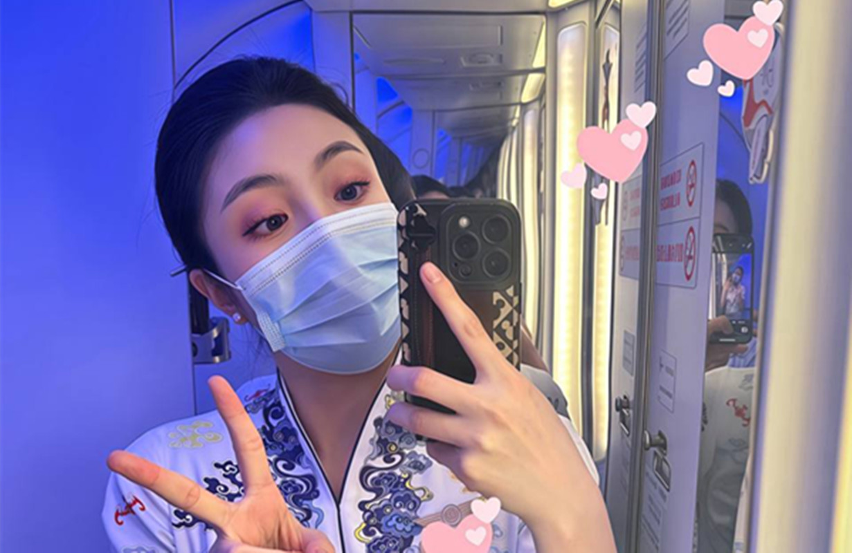 不爱飞的海燕-性感女神空姐航班刚落地就被土豪金主带到酒店直接开操[4V+19P/999M]
