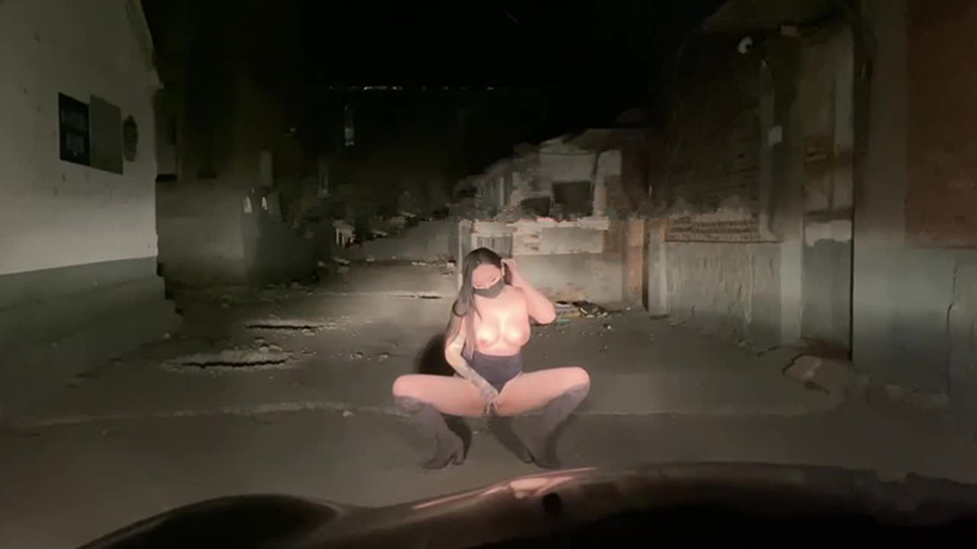 Chloe(ChloePussy96)-户外调教母狗女友跪地爬行撒尿[1V/140M]
