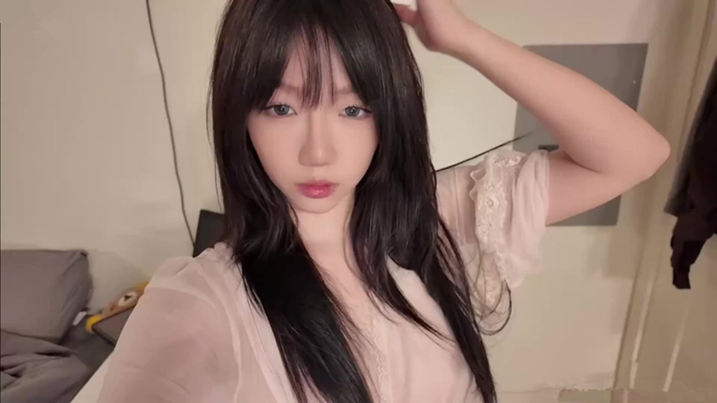 aryminh-高颜值长相清纯妹妹反差婊背着父母下海和男友做爱拍片沦为胯下飞机杯全脸泄露在身上肆意吃鸡榨精其中她被操时眼神魅惑而且神情恍惚看着蛮有感觉全盘曝光[1V/813M]